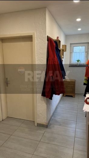 Modernisiertes
Einfamilienhaus mit Wärmepumpe, PV, Garage, Stellplätze und  Einliegerwohnung – Flur