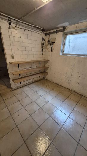 Casa a schiera di testa ben tenuta con giardino recintato e posto auto coperto – Keller 1