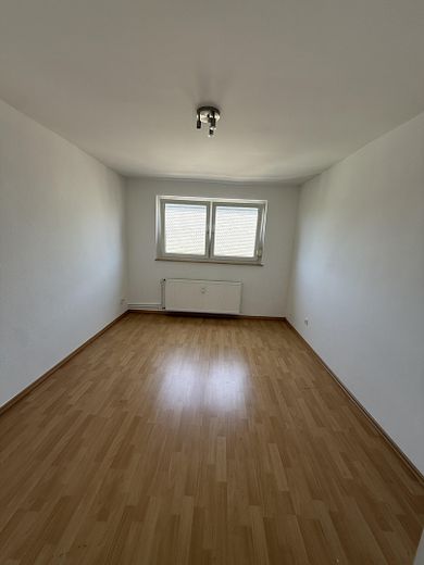 Helle 3-Zimmer-Wohnung mit schönem Ausblick in Hanau-Steinheim – Zimmer 1