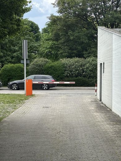 Renoviertes Studio in Bogenhausen nahe Herzogpark – Einlaßschranke