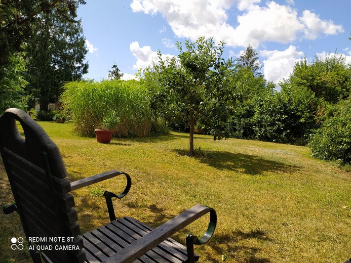 2 HÄUSER AM SEE: Stadtvilla+Cottage, Seezugang m. Bootssteg, Garten, Terrasse, Ferienwohnung – Impression Garten