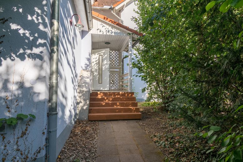 Großzügiges Familienhaus mit Garten in Dreieich Sprendlingen, Grenze Buchschlag – Hauseingang mit Holztreppe