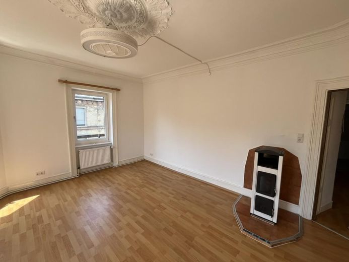 Charming 4-room apartment with kitchen and bathroom and a new fitted kitchen – Wohnzimmer (Ansicht 2)
