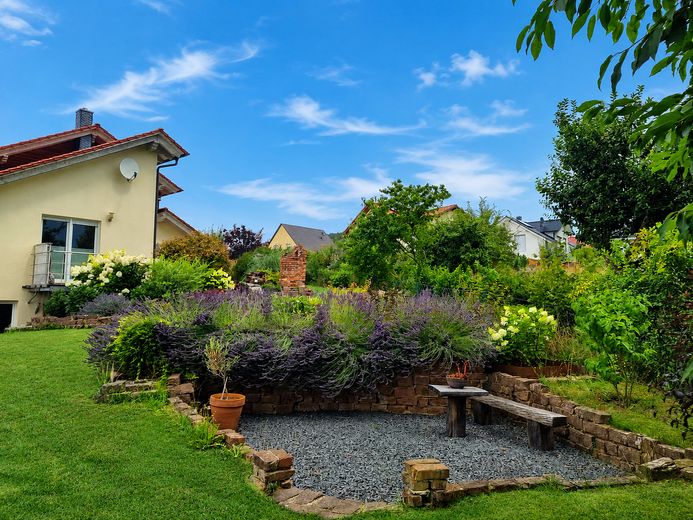 Außergewöhnliches Architektenhaus m. hochwertiger Ausstattung, Wohnkeller u. traumhaftem Südgarten – Freisitz im Südbereich