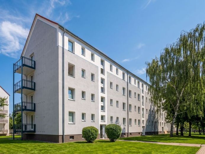 Повністю оновлена: стильна 2-кімнатна квартира з балконом у тихому Merseburg-Süd – Foto 1