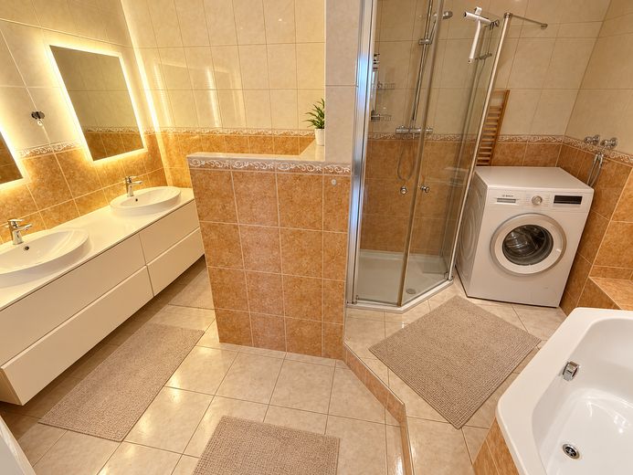 नई कीमत: पुराने शहर से पैदल दूरी पर 160m2 का Eigentumswohnung – Badezimmer
