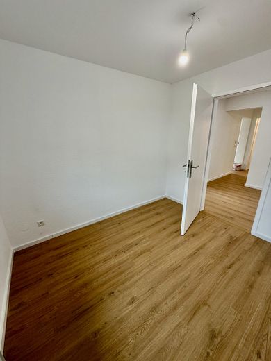 Vollständig frisch renovierte 4-Zimmer-Wohnung mit Balkon und neuer Einbauküche – Zimmer 3 ca. 7 m²