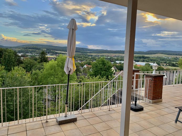 Wieder verfügbar: Große 3-Zimmerwohnung mit traumhaftem Ausblick in Alfelder Bestlage – Terrasse mit Zugang zum Garten