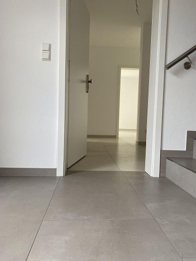 Nuova costruzione 2022 | Appartamento al piano terra di 3,5 locali con giardino, terrazza e ascensore a Hannover-Misburg – Eingang