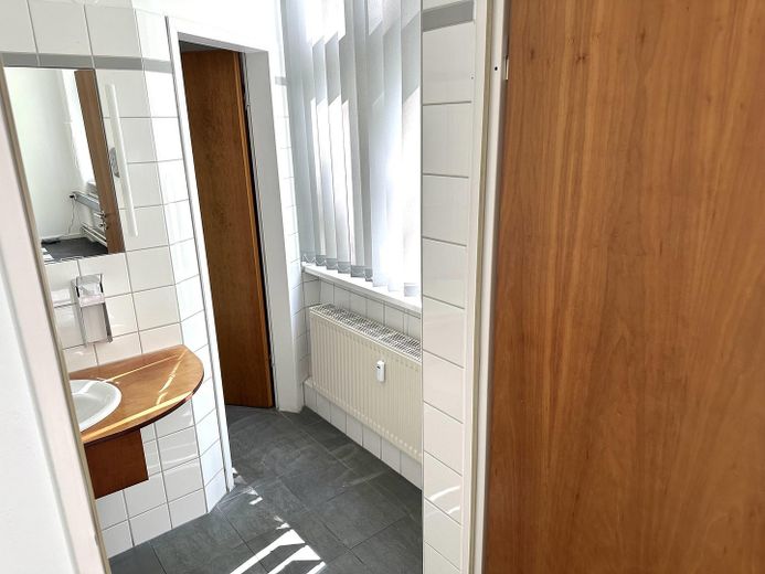 Piękne, jasne biuro, w tym prąd, z widokiem na ogród, własną toaletą, korzystaniem z sali konferencyjnej ... – Blick in die Toilette