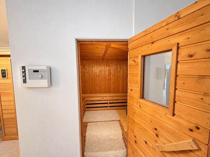 مساحتان سكنيتان، حديقة ومنطقة عافية: منزل لعائلتين بتصنيف A+ – Finnische Sauna