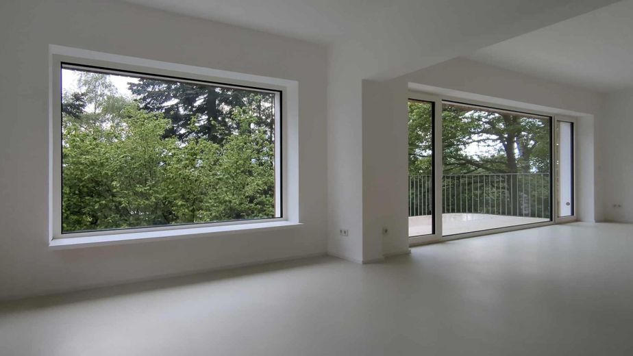 Energieeffizientes Einfamilienhaus (A) mit Panoramablick im Taunus – Wohnraum mit großen Fensterflä