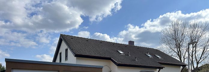 1–2 Familienhaus mit Einliegerwohnung, Kamin & großem Garten – sofort frei – Haus - Frontansicht mit Garage