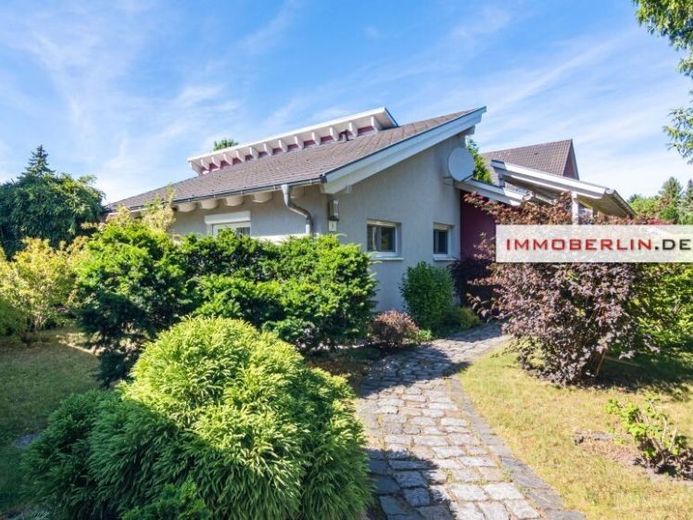 IMMOBERLIN.DE - Exzellentes Architektenhaus mit Galerie & Sonnengarten beim Ortskern – Foto 1