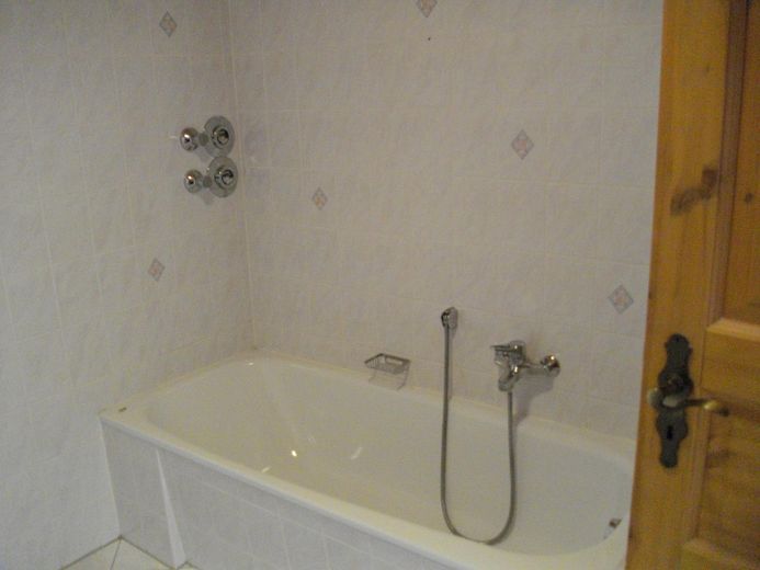 Schöne 3,5-Zimmer Wohnung mit Balkon in Königsdorf-Osterhofen – Badezimmer Ansicht 1