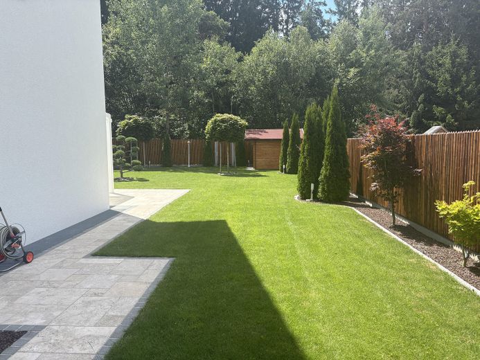 Am Waldrand - 5-Zi.-DHH | Bj. 2022 | 500 m² Grundstück – Nordwestseite Garten