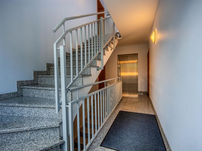 Mieszkanie na parterze z dużym ogrodem, słonecznym tarasem i dwoma miejscami parkingowymi w garażu podziemnym – Treppenhaus