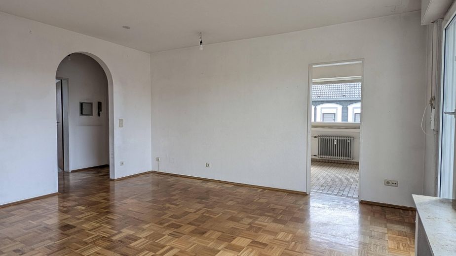 Provisionsfreie attraktive 3,5-Zimmer-Eigentumswohnung mit Garage in ruhiger Lage – Wohnzimmer