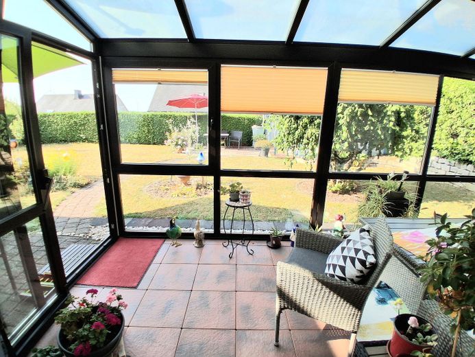 PROVISIONSFREI - Großer, charmanter  Bungalow mit Untergeschoß - keine Renovierungen, nur einziehen! – Wintergarten