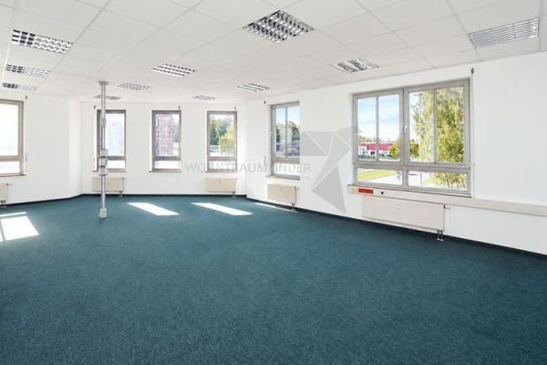 Luminoso ufficio vicino al centro con un open space, 2 uffici separati e ascensore