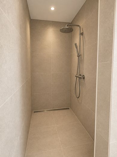 4-Zimmer-Traum mit Galeriefeeling, Fensterfront und Südbalkon – Badezimmer