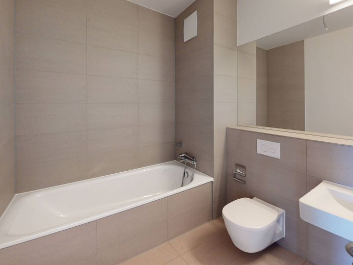 Moderne 3-Zimmer-Wohnung mit EBK und ZWEI BALKONEN im Neubauquartier 'Ferdinand's Garden' – Bad En-Suite mit Badewanne