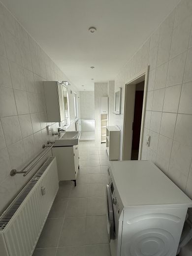möbliertes Zimmer in Wohngemeinschaft in denkmalgeschütztem Gebäude – Badezimmer 