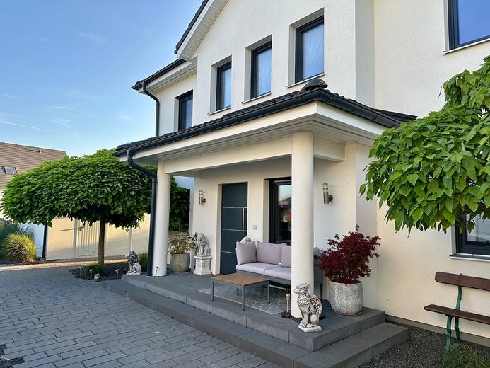 Ohne Makler - Modernes Traumhaus von 2017 mit PV-Anlage, Doppelgarage, Kamin, Klimaanlage & E-Auto-Ladestationen – Foto 1