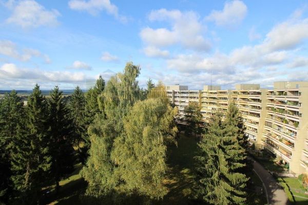 VS-Villingen - Kopsbühl में बालकनी और लिफ्ट वाला 1,5-कमरों का अपार्टमेंट – आंगन के धूपदार दृश्य के साथ कॉम्पैक्ट निवेश