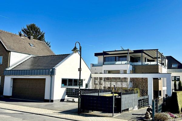 Sehr moderne, helle Wohnung mit Balkon und Einbauküche in Troisdorf, Müllekoven