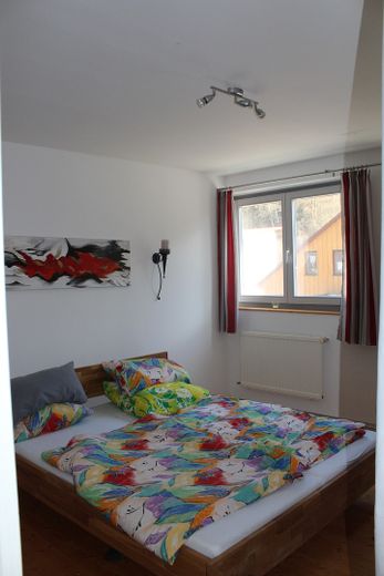 Sonnige Wohnung mit Terasse und Laubengang (1.OG) – Schlafzimmer 1