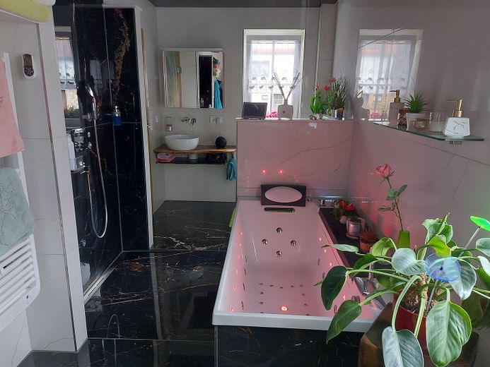 Wellnessbad mit Whirlpool EG