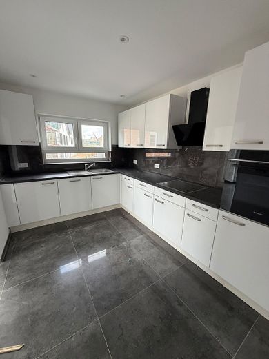 Großzügige 5-Zimmer-Neubauwohnung mit Einbauküche, Balkon und Stellplatz in Rodenbach – Foto 6