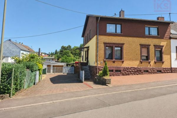 Ein - Zweifamilienhaus in Ludweiler mit Garten und Garage
