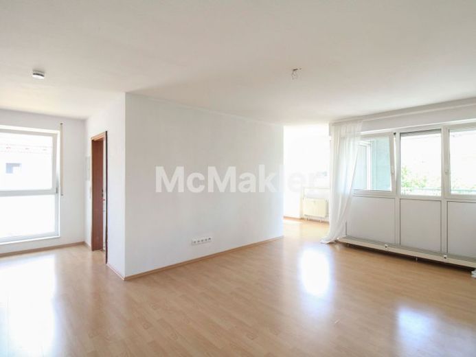 Sofort bezugsfrei: Gepflegte 2,5-Zimmer-Wohnung mit überdachtem Balkon und Tiefgaragenstellplatz – Foto 1