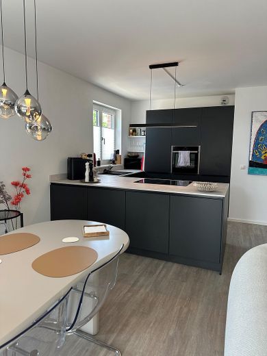 Traumwohnung mit exklusiver Einbauküche und großzügigem Balkon. – Küche 