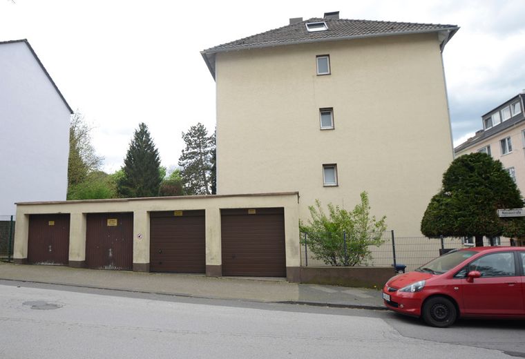 5 Zimmer Maisonett-Wohnung mit 2 Bädern und ca. 124 m² Wohnfläche im beliebten Langerfeld – Seitenansicht mit Garagen