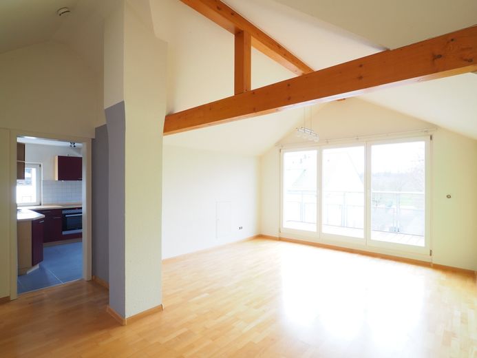 Provisionsfrei! Gut vermietete 2-Zimmer-DG-Wohnung mit Balkon in ruhiger Ortsrandlage von Sasbach – Wohnbereich