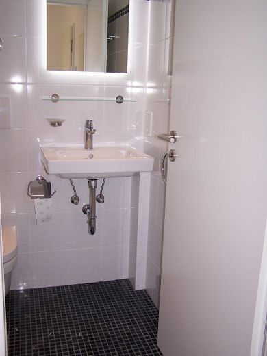 SCHWABING-WEST HELLE, MODERNISIERTE 2-ZIMMER-WOHNUNG MIT LOGGIA, SCHWIMMBAD UND GROSSER DACHTERRASSE – Bad