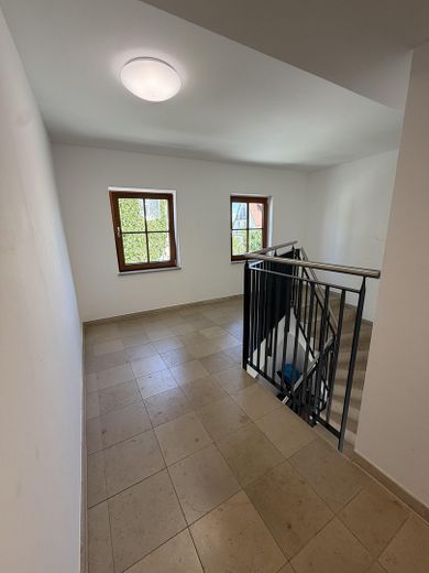 Rarità storica sulla piazza del mercato: appartamento di 3 locali completamente ristrutturato con accogliente balcone – Treppenhaus