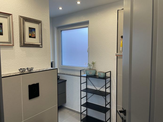 Für 2 Personen: 2 SZ, 2 Bäder – ab 50 €/Tag bei mind. 1 Monat – Bad 1