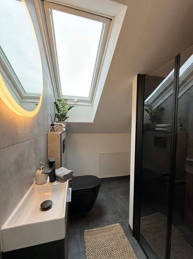 Luxus-Reihenendhaus | 225 m² | Kernsaniert 2025 | Klasse A+ | PV + Swim Spa – Badezimmer DG