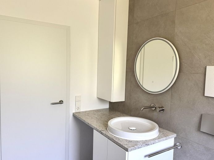 Moderne 3-Zimmer-Wohnung am Bodensee – mit Balkon & Gartenzugang – Badezimmer
