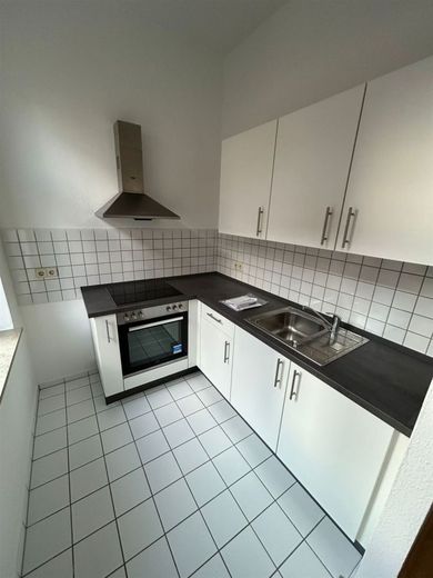 Großzügige und vermietete 1-Zimmer mit EBK, Dusche und Laminat in zentraler Lage! – PHOTO-2025-02-11-15-11-20