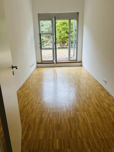 टेरस और मॉड्यूलर रसोई वाला 3 कमरों का अपार्टमेंट – Kinderzimmer / Büro