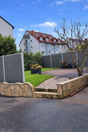 Sonnige 4-Zimmer-Familienwohnung am Feldrand – 2023 top renoviert + DG-Ausbaureserve – Exklusiver Garten