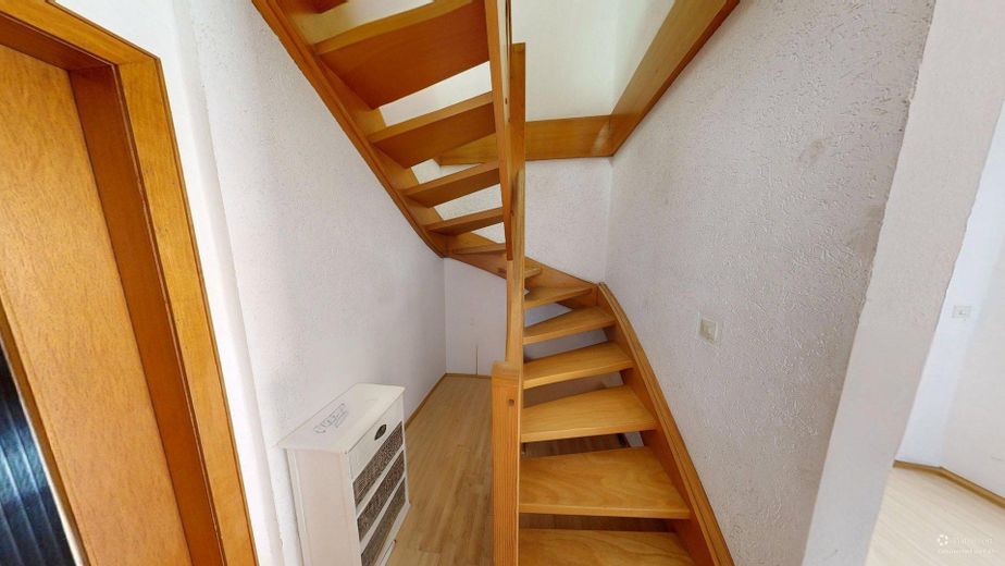 Kapitalanlage mit 2 Wohneinheiten, Gewerbe und Entwicklungspotenzial – Treppe zwischen 1. und 2. DG