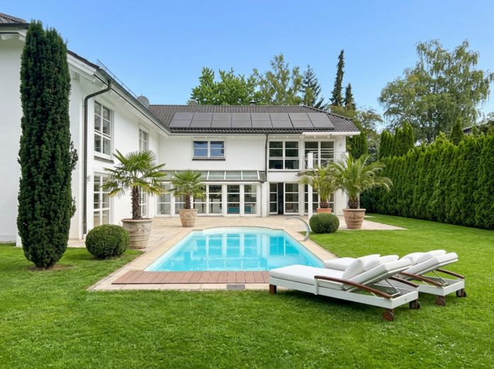 Villa de ensueño modernizada en ubicación privilegiada – Uneinsehbar