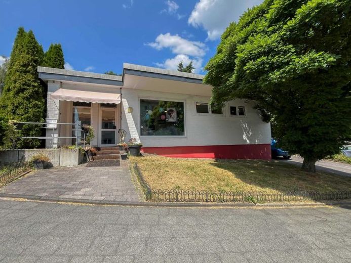 Unità commerciale locata con pacchetto di garage in un contesto residenziale consolidato di Remscheid – Foto 1