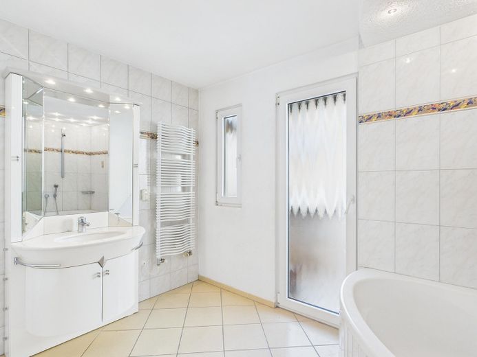 Wunderschöne, offene und modernisierte 2-Zimmer-Wohnung mit Balkon in Stuttgart-Untertürkheim – Bad